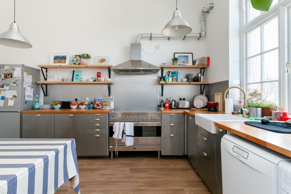 Property photo 2 of 10 Kitchen