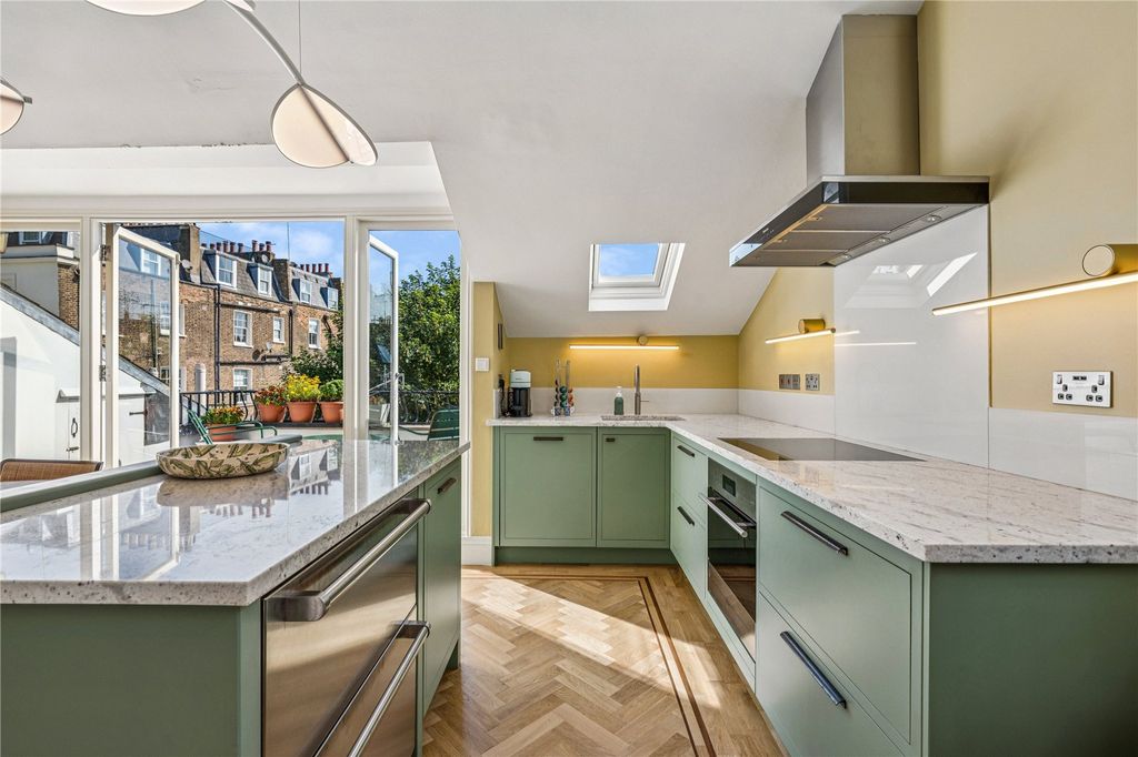 Property photo 3 of 17 Kitchen / Reception