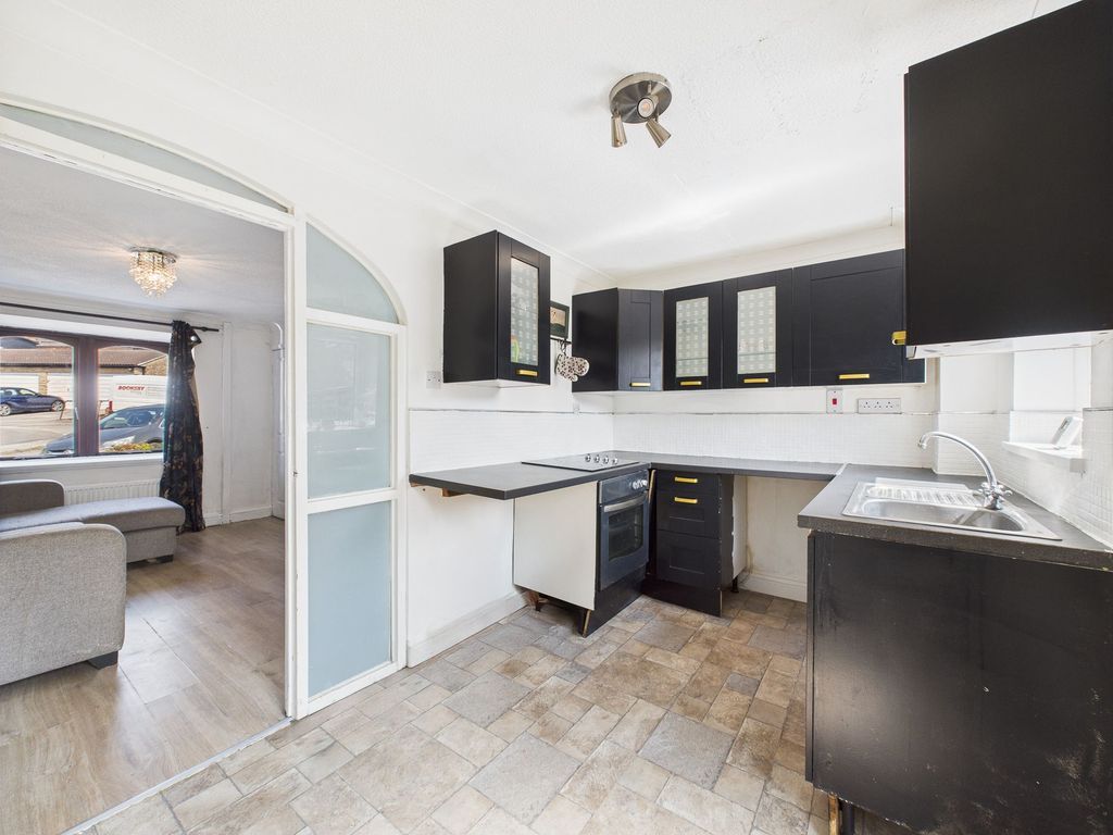 Property photo 3 of 10 Kitchen