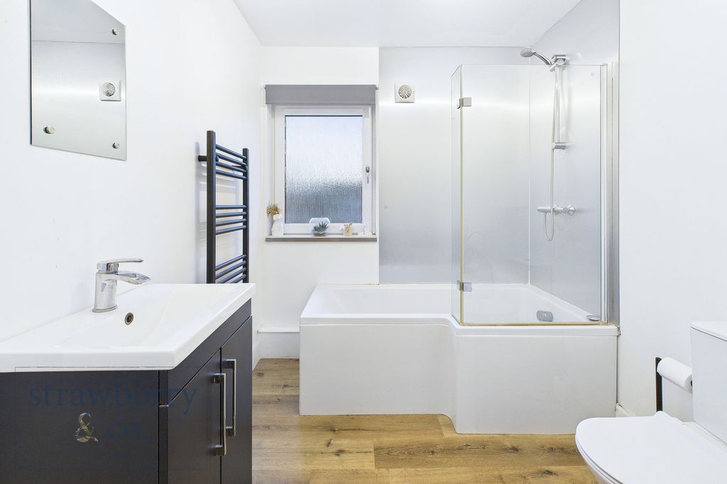 Property photo 3 of 15 Bathroom