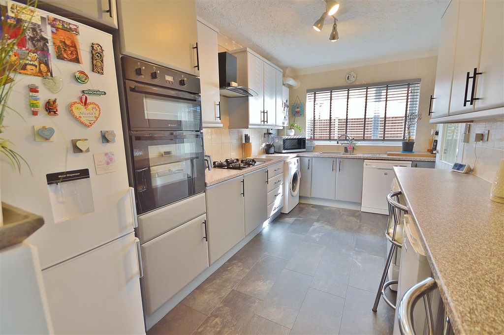 Property photo 3 of 11 Kitchen
