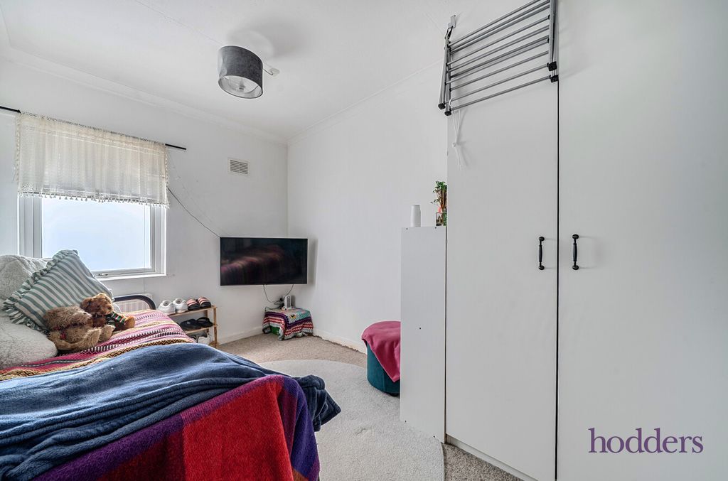 2 bed maisonette for saleCorrie Road, Addlestone, Surrey KT15 photo 5