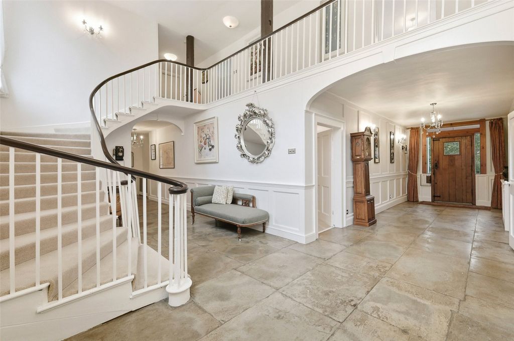 Property photo 3 of 29 Entrance Hall