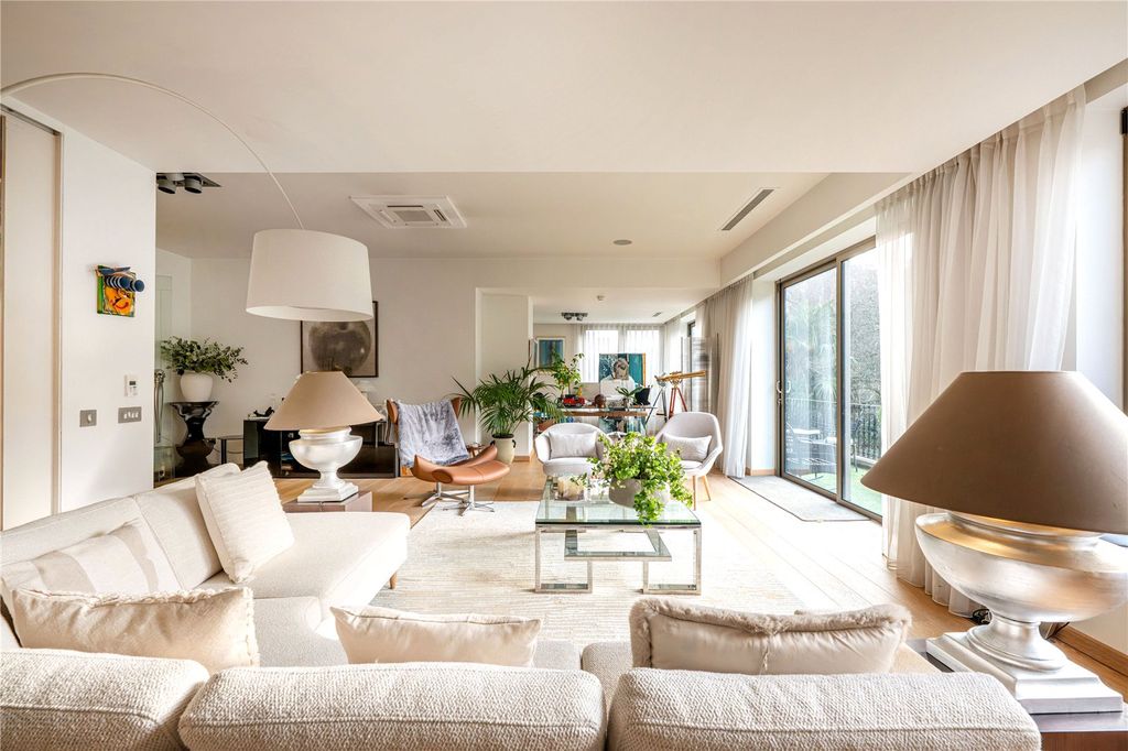 Property photo 1 of 22 Living Room