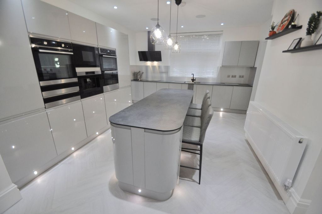 Property photo 2 of 46