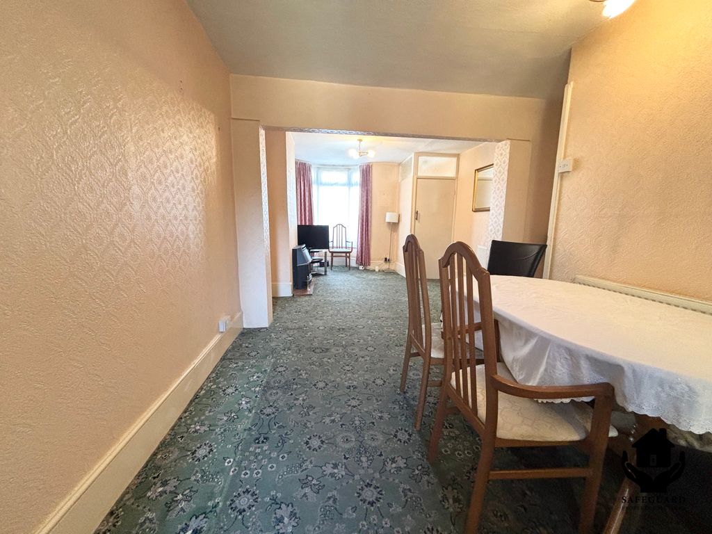 Property photo 2 of 11 Through Lounge 