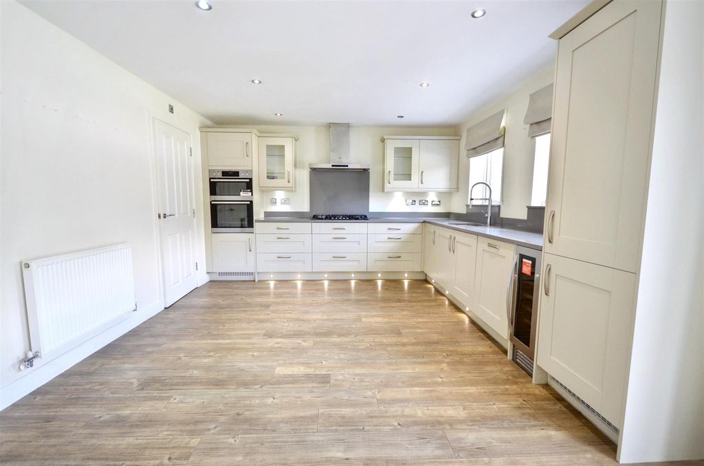 Property photo 3 of 26 Breakfast Kitchen