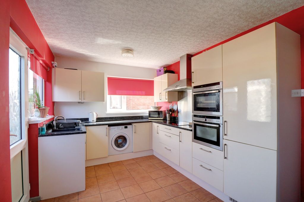 Property photo 3 of 17 Kitchen 1.3