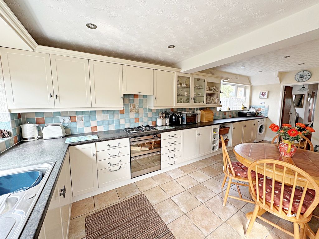 Property photo 3 of 20 Kitchen