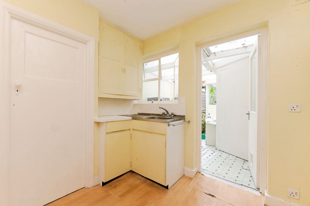 Property photo 2 of 7 Kitchen