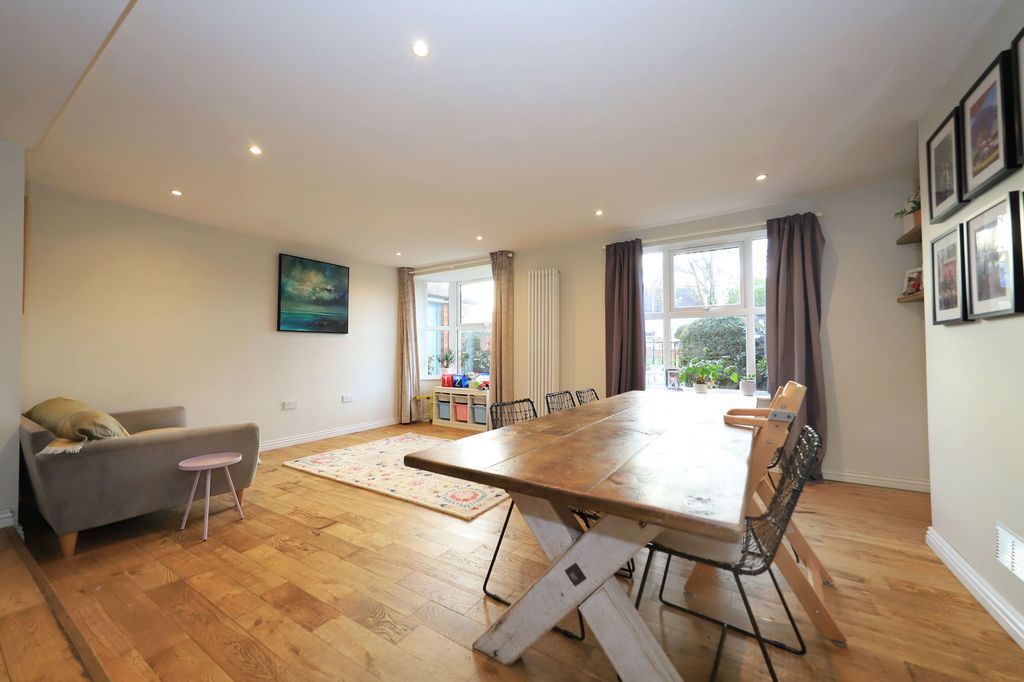 Property photo 2 of 39