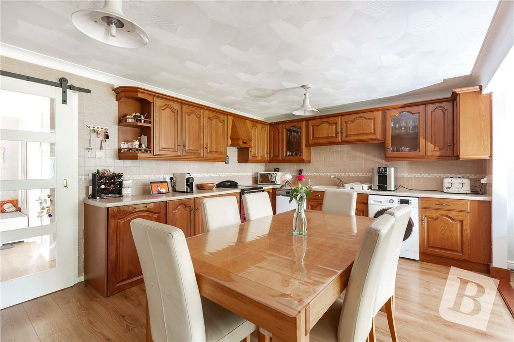Property photo 3 of 17 Kitchen