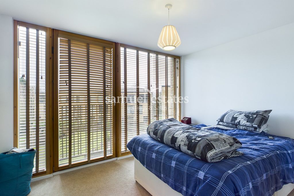 Property photo 2 of 6 Bedroom