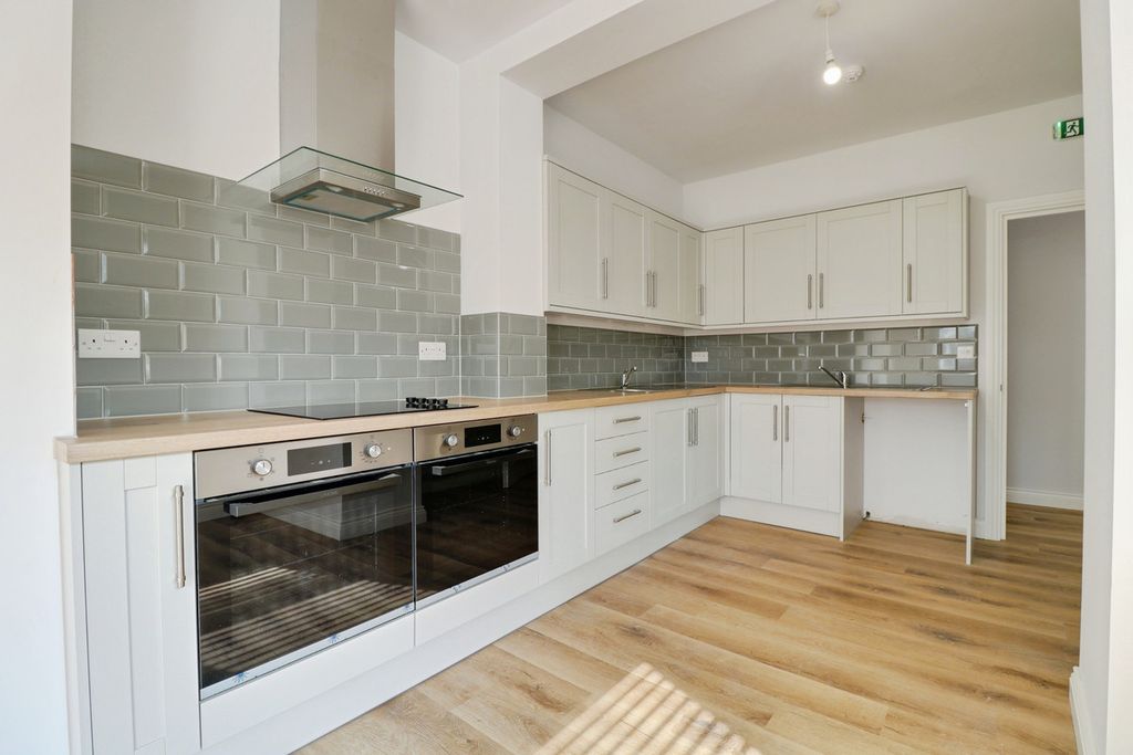 Property photo 2 of 28