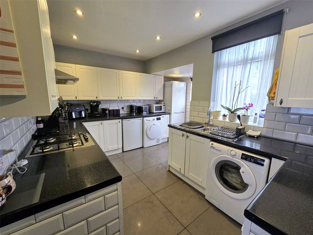 Property photo 3 of 10 Kitchen