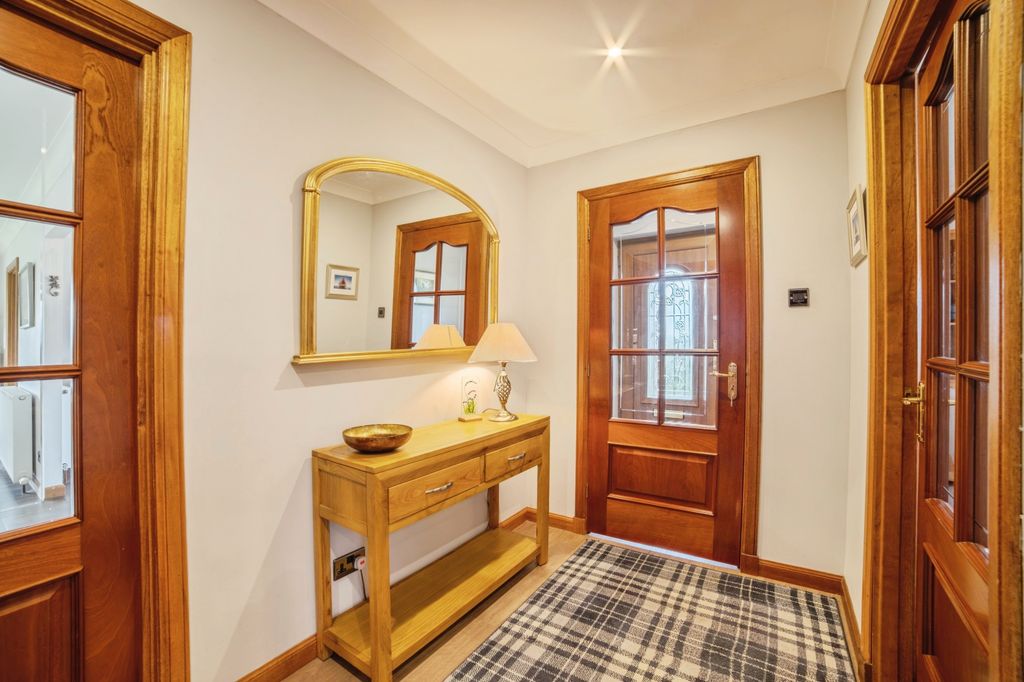 Property photo 3 of 27 Entrance Hall