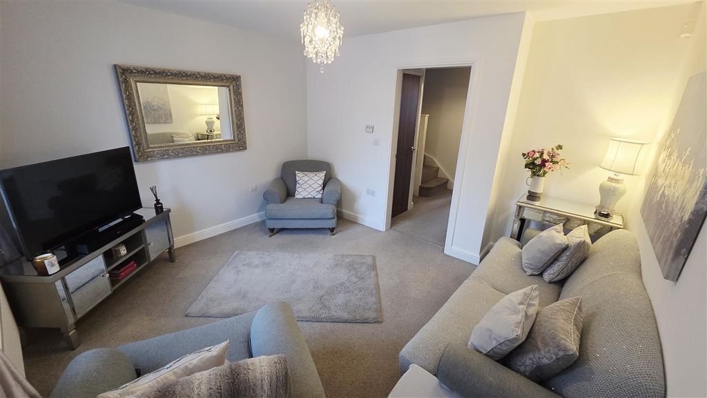 Property photo 3 of 17 Lounge