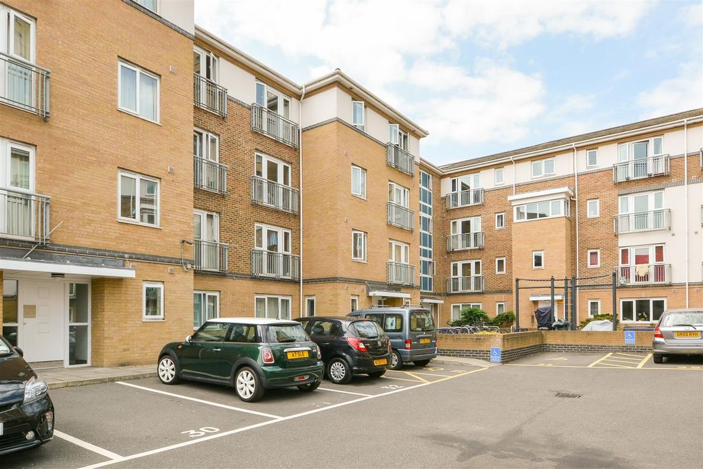 Property photo 1 of 10 Morton Close