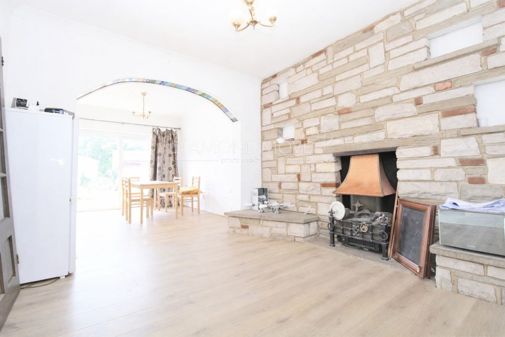 Property photo 1 of 7 Photo 4