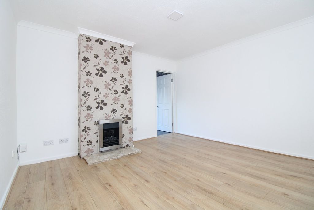 Property photo 3 of 13 Lounge