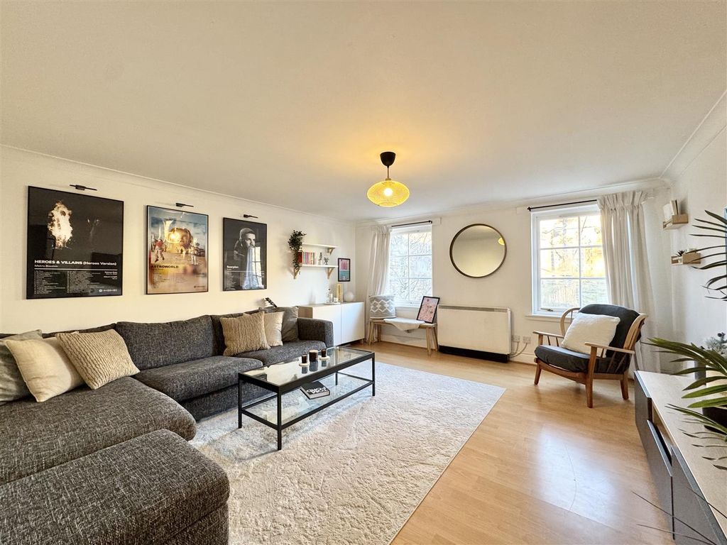 Property photo 2 of 16 Lounge