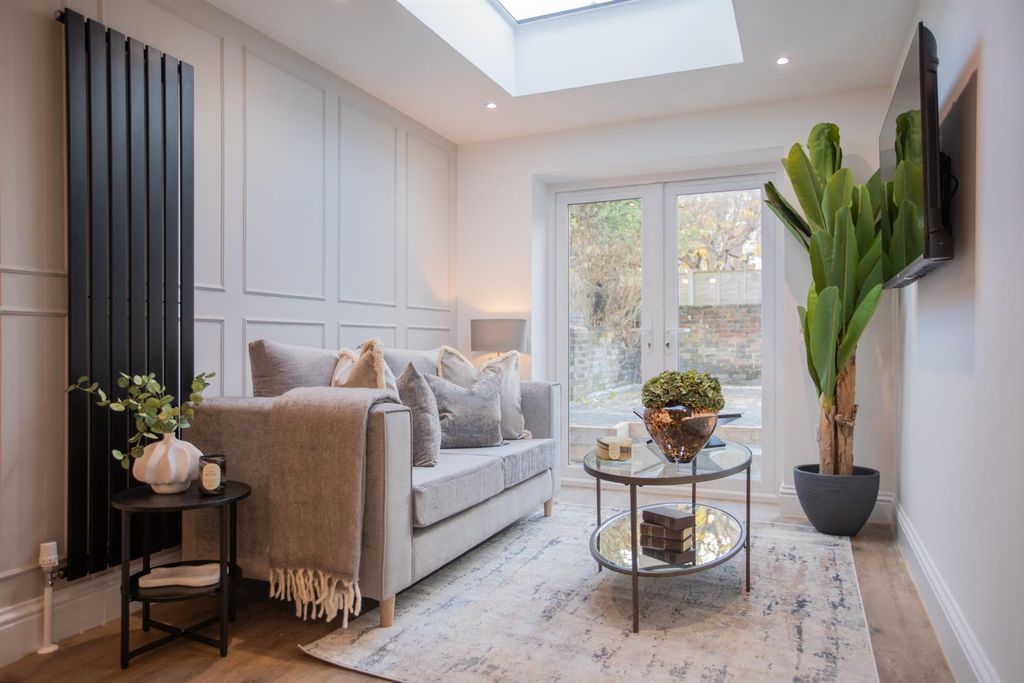 Property photo 2 of 9 Lounge.Jpg