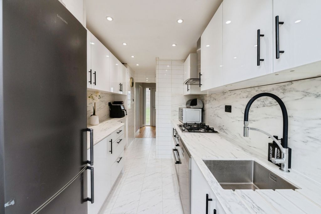 Property photo 3 of 17 5Cloptongreencloptongreenbasildonss142Je-16