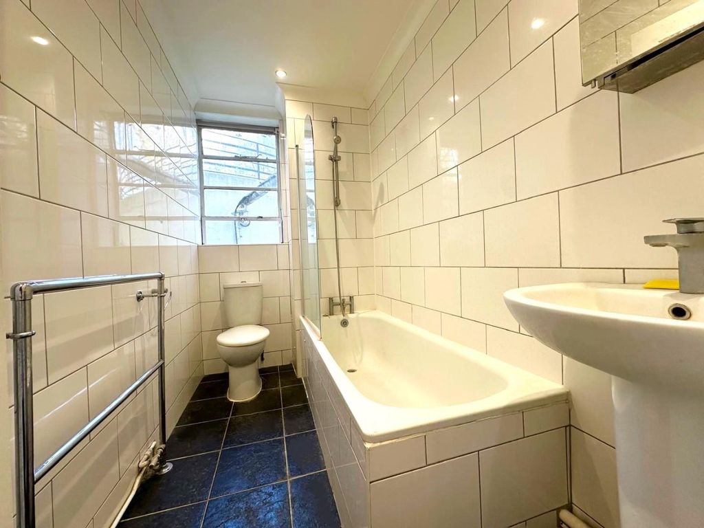 Property photo 3 of 13 Pic Bathroom.Jpg