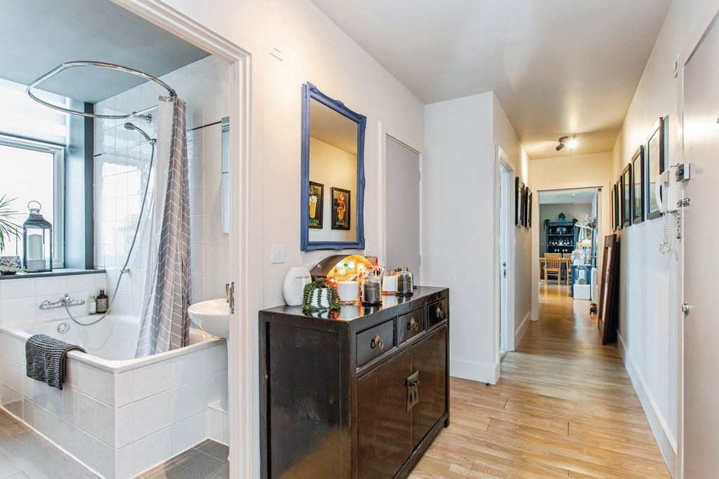 Property photo 2 of 17 Entance Hall