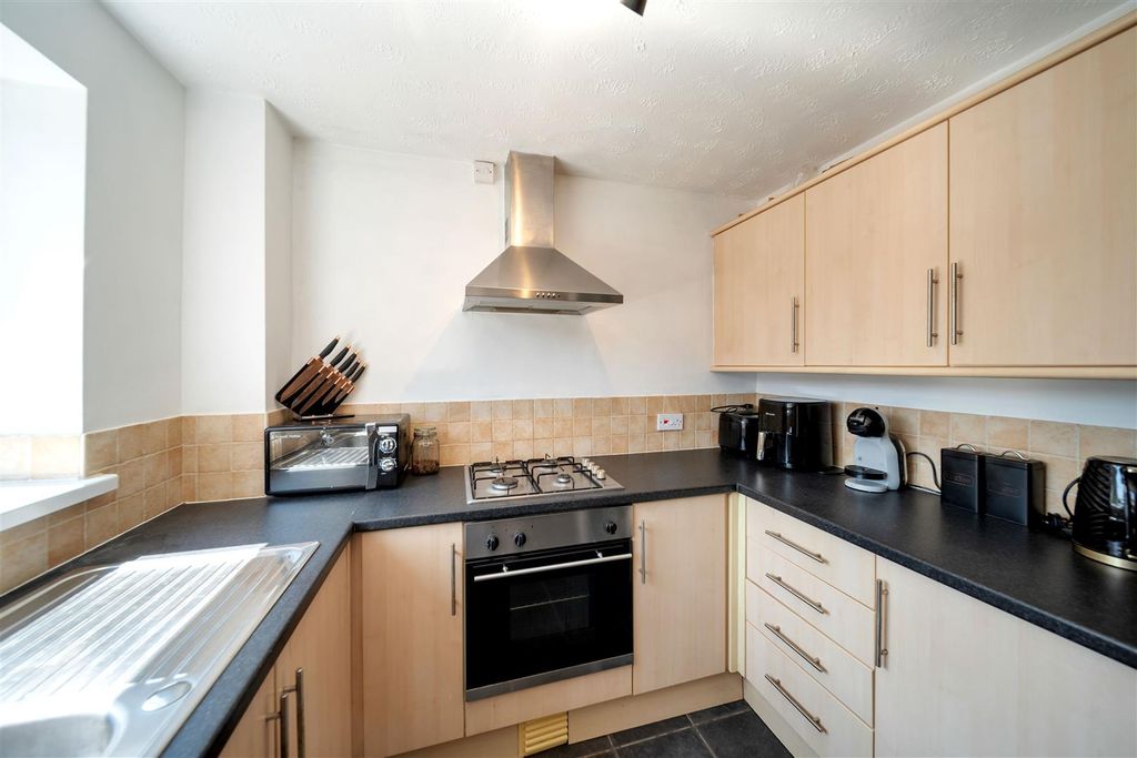 Property photo 3 of 9 38 Rendlesham Rd-17.Jpg
