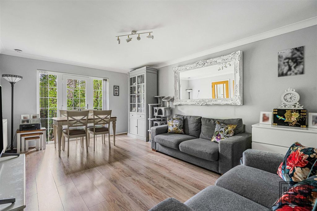 Property photo 2 of 19 Lounge