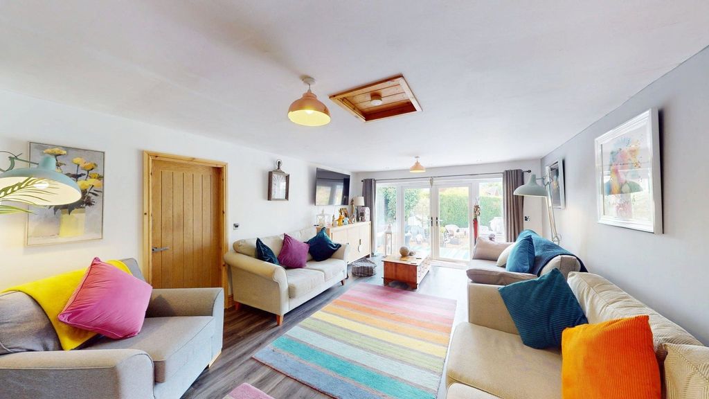 Property photo 3 of 27 Kitchen