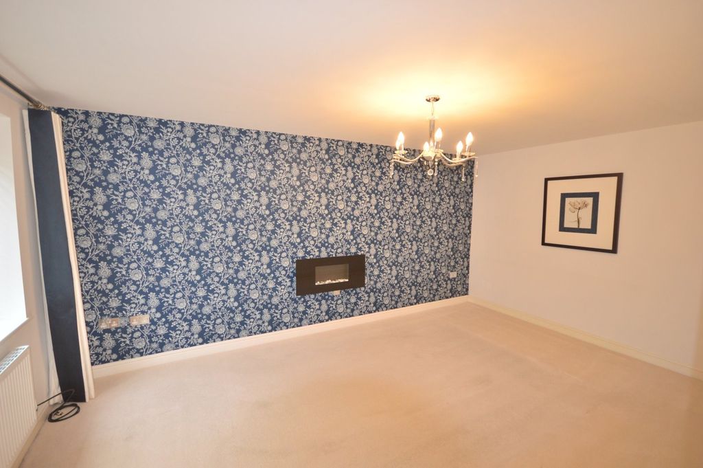 Property photo 3 of 11 Living Room