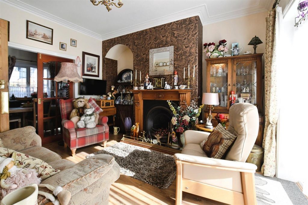 Property photo 2 of 21 Sitting Room