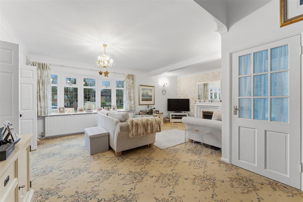 Property photo 2 of 34 Lounge