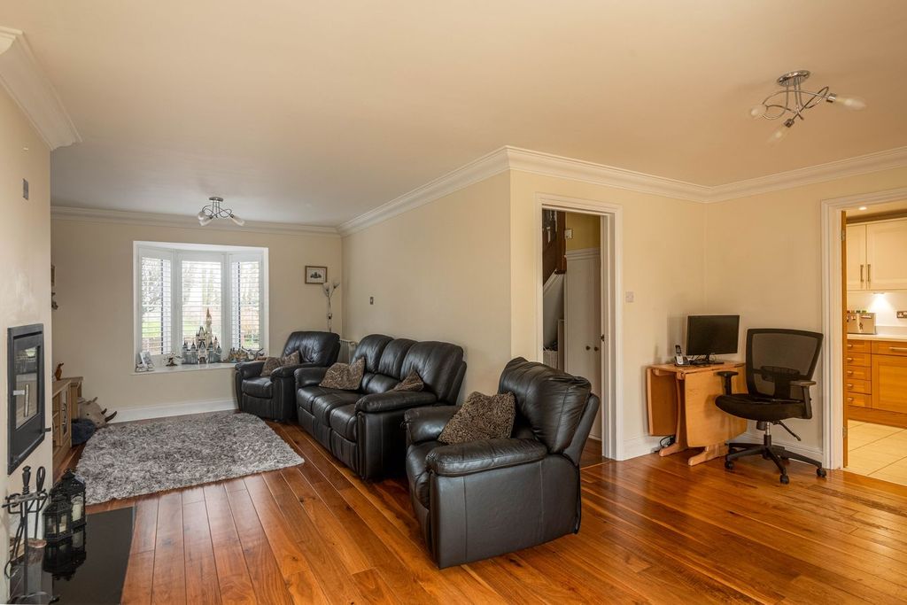 Property photo 2 of 27