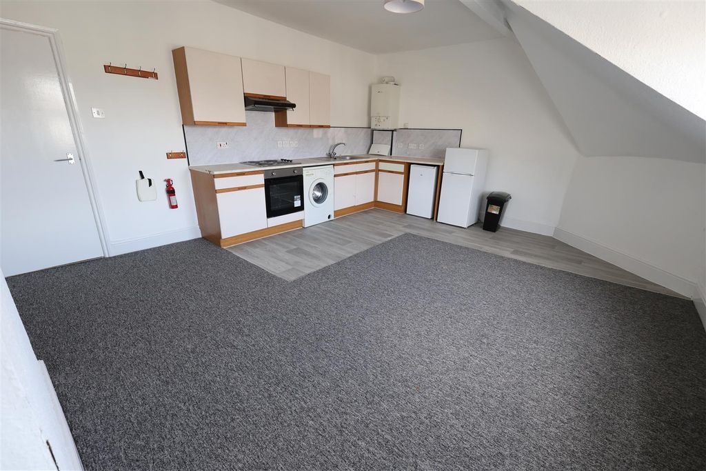 Property photo 3 of 11 Cr Kitchen Lounge i.Jpg