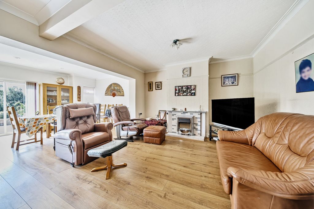 Property photo 2 of 16 33-681A18F71d843-...