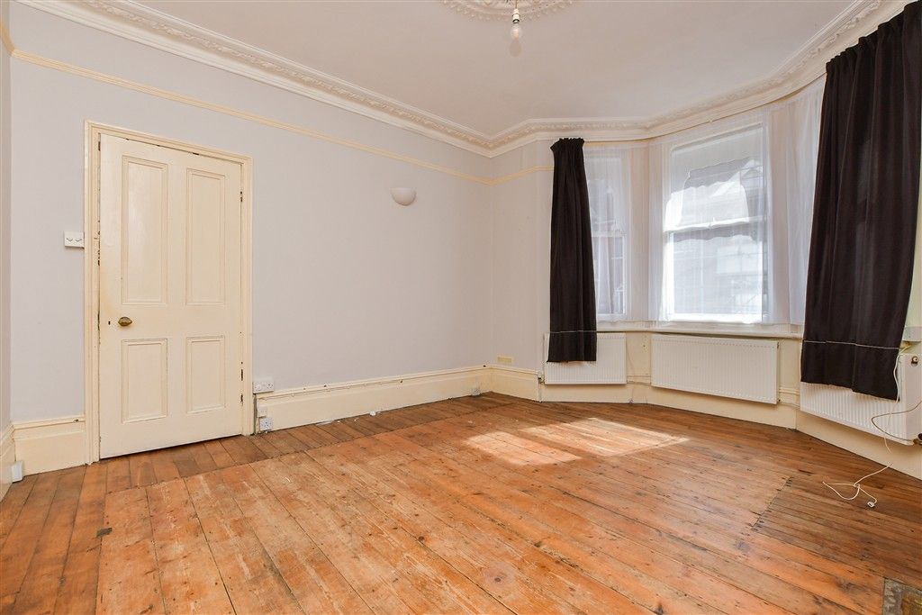 Property photo 1 of 20 Lounge