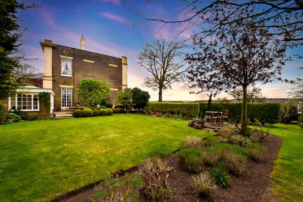 Property photo 2 of 52