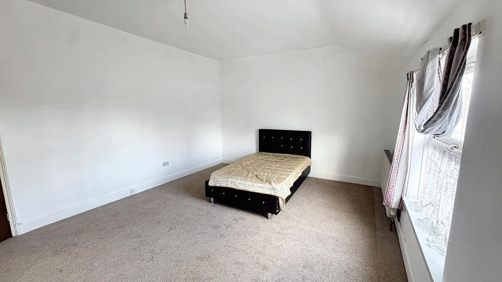 Property photo 1 of 14 Bright, Spacious Master Bedroom With Neutral Decor...