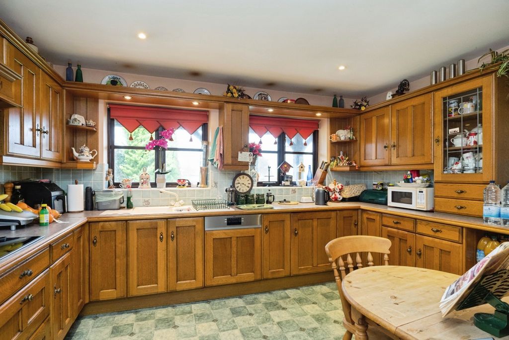 Property photo 3 of 19 Kitchen