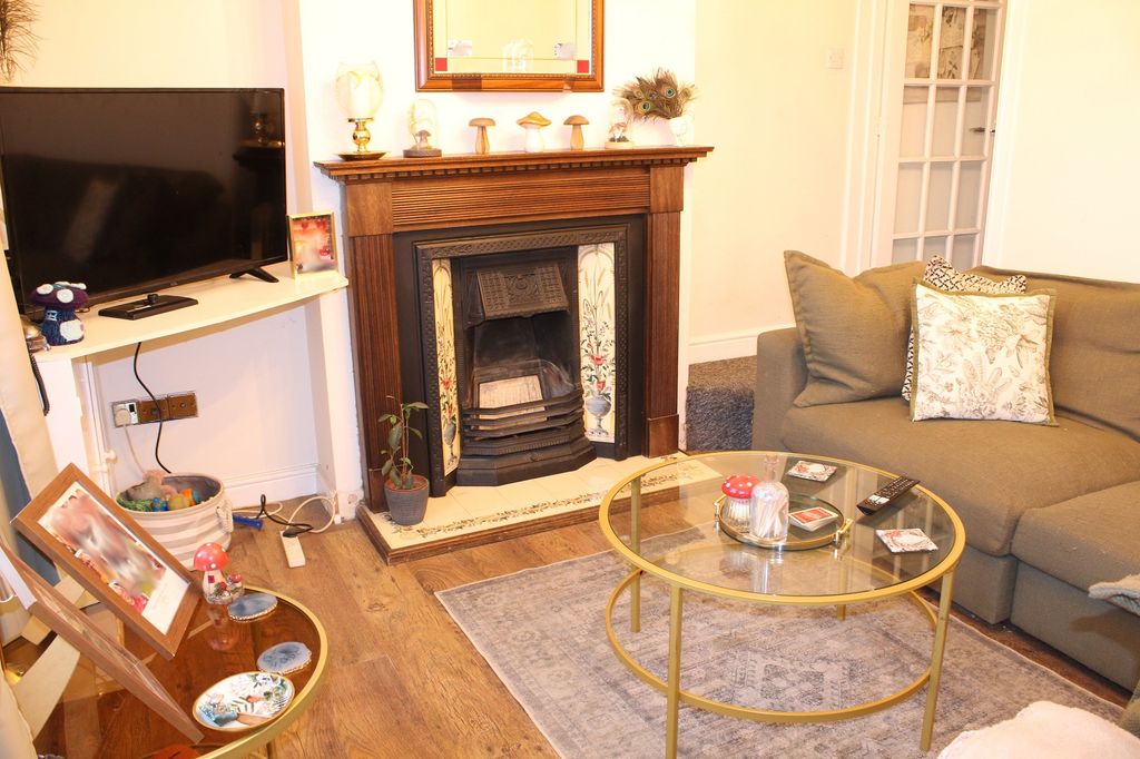 Property photo 3 of 15 Lounge Picture 2