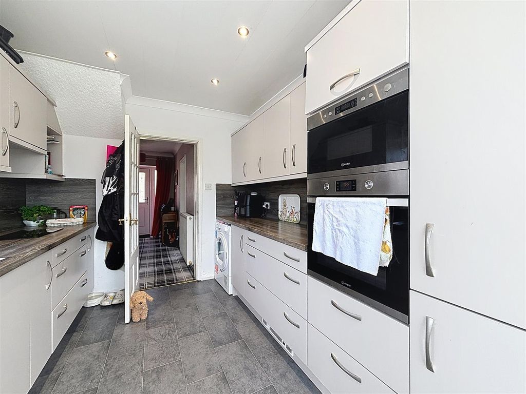 Property photo 2 of 19 Kitchen