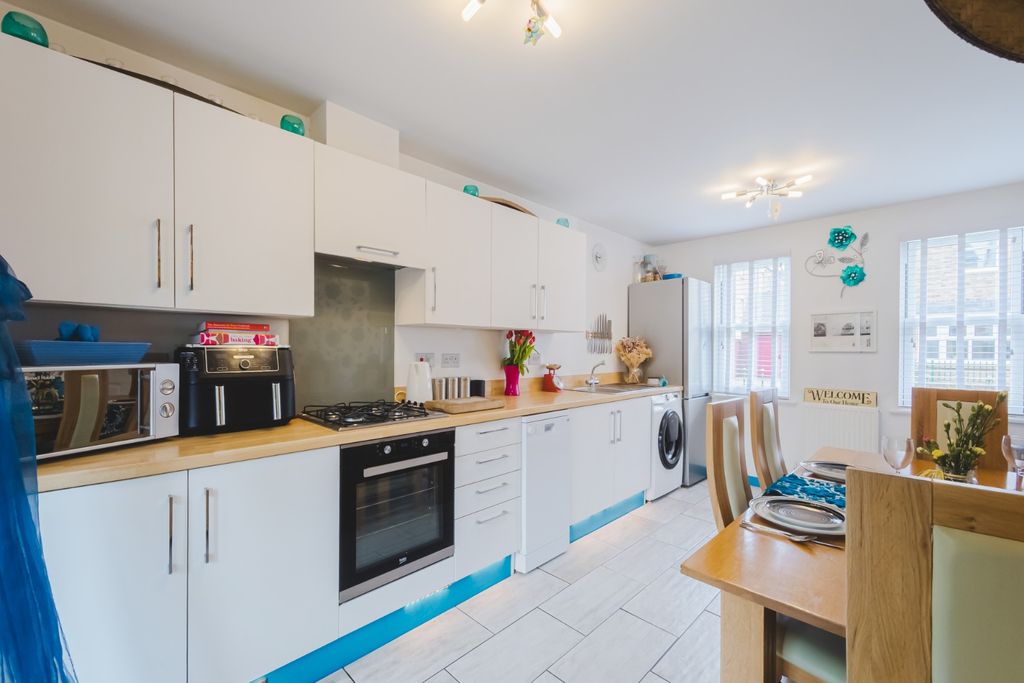 Property photo 2 of 31 3745135