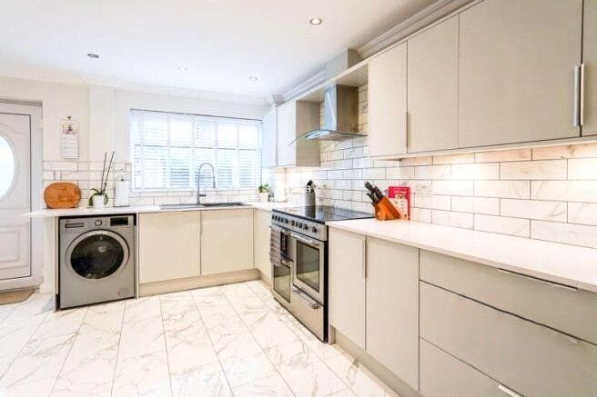 Property photo 3 of 10 Kitchen