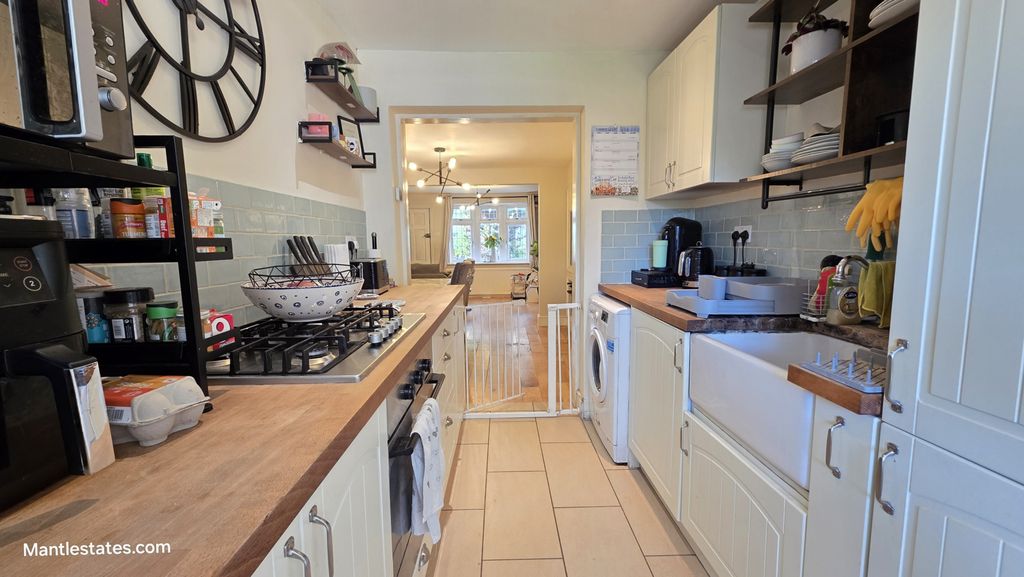 Property photo 2 of 21 Kitchen