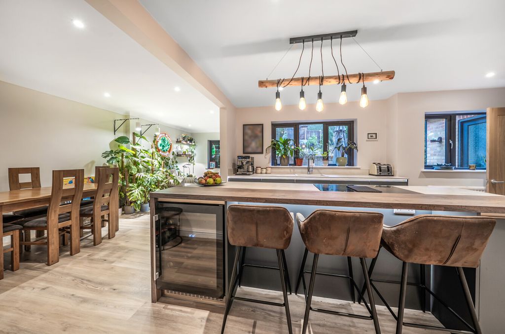 Property photo 2 of 23 1397791-10-696915...