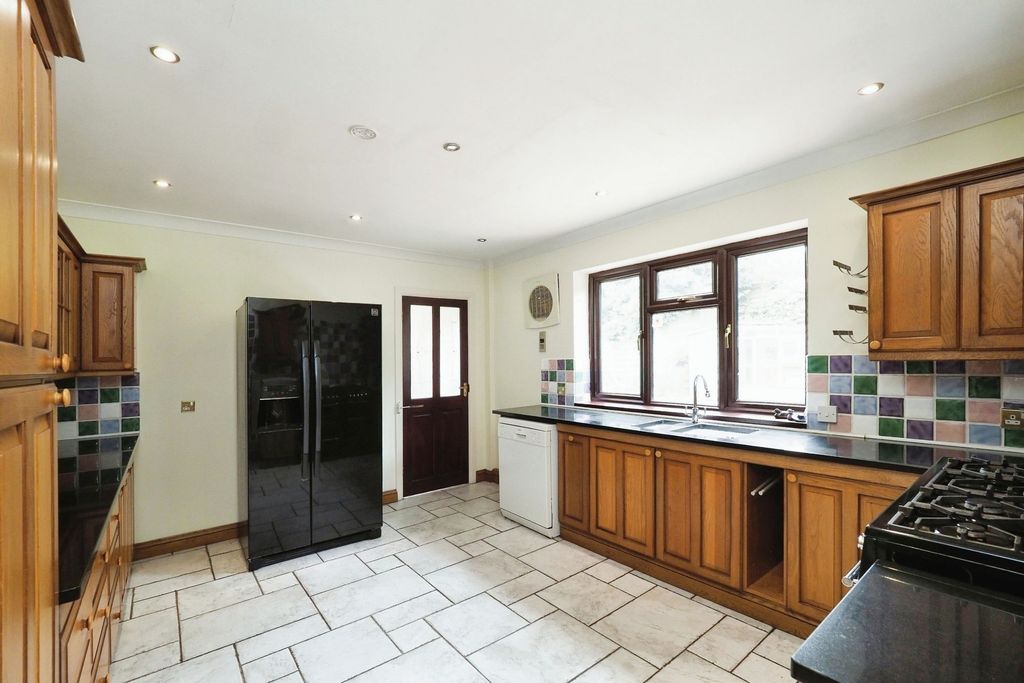 Property photo 3 of 23