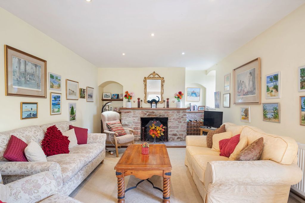 Property photo 2 of 11